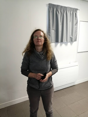 Portrait d’Élisabeth Walch dirigeant le groupe Les Amis de l’Harmonica